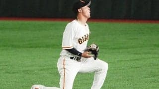 究極の“後ろ”空中キャッチが「人類唯一のプレー」　衝撃美技に巨人ナインも“総立ち”