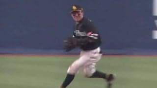 ヒョイ投げなのに“空中キャノン”発動　絶品すぎる二遊間横断が「肩強すぎ!!」