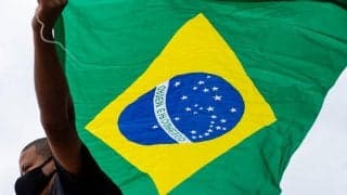 「ロベカル2世だ」左利きのブラジル人左SBがピッチ中央付近から衝撃の強烈FKをお見舞い「弾丸ショット」