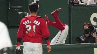 カメラマン席へ1回転ダイブの超好捕　広島上本の気迫に敵地も拍手に包まれる