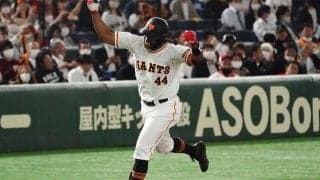 「なんでこれ入るの？」　巨人新助っ人の地面スレスレ“曲芸特大弾”が「エグすぎ」