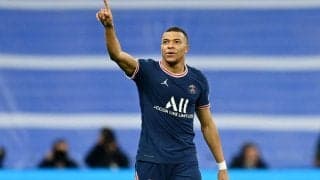 オロオロ逃げる姿も可愛らしい！ 10度目優勝のPSG、気を抜いたムバッペがシャンパンに襲われる…犯人は!?