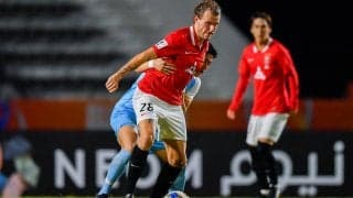 「こんなのサッカーじゃない！」浦和DFショルツが韓国人FWの“ラグビータックル”の餌食になるも…ACLの判定が物議