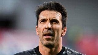 「引退すべき」の厳しい声も…44歳ブッフォンが大失態！バックパスから目を切って失点直結のミスキック