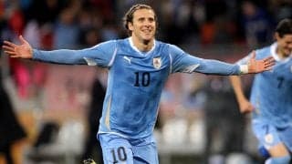 現役復帰のフォルランが再デビュー戦でCKを直接沈めるゴラッソ「色褪せない魔法」