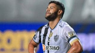 これは痛い! “あの”フッキの金的をもろに受け悶絶…判定にも物議「彼はボールを取りに行った」