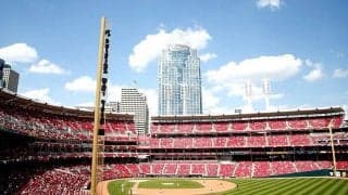 【MLB】左手に哺乳瓶、右手で打球キャッチが「超素晴らしい」　赤ちゃん抱えた“美技”に注目