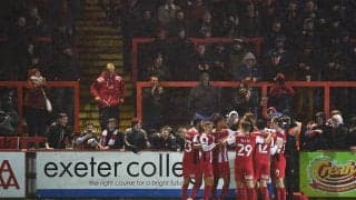 なだれ込む人、人、人! 10年ぶり昇格に歓喜の英クラブファンがピッチを埋め尽くす!