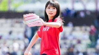 「マジ天使じゃん」ミニスカ姿のアイドル、恥じらいながらの“大ボケ”始球式