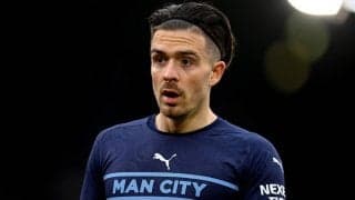 そこはまるでゴミ捨て場…リーズファンがシティMFグリーリッシュを標的に紙クズを投げつける！ 子供たちもマネする残念な事態に…