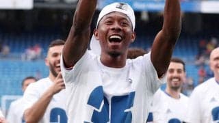 もはや鉄板ネタに! 加入後即ラ・リーガ制覇のアラバが“アレ”を掲げるパフォーマンス「CLも俺たちのもの」