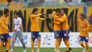 仙台が3ゴールで3連勝！横浜FCは3点差追いつかれるも首位＆無敗キープ、初連勝大宮は降格圏脱出【明治安田J2第13節】