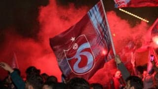 一体何人いる!? 38年ぶりのリーグ優勝にファンの喜び爆発、ピッチを埋め尽くす大量の人は想像を遥かに超える