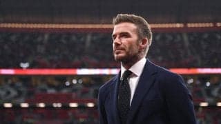 スーツ姿のベッカムが至高のボールコントロール、代わらぬ妙技に感嘆の声