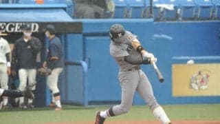 【野球】萩尾が先頭打者本塁打とサヨナラ本塁打を放ち、法大に競り勝つ　法大②