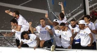 ベンゼマ、モドリッチが大はしゃぎ！クルトワは「高身長が裏目」に…レアル・マドリードの「ラ・リーガ優勝パレード」が話題に!