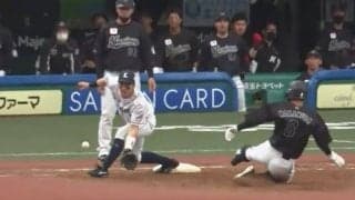 フェンス際で空中キャッチ＆高速反転送球　同僚も飛び跳ねる併殺が「半端ない」