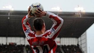 一見の価値あり! 助走なしでゴール前まで飛ばす驚異のロングスローが世界を驚かす