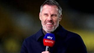 スリル満点の戦いを終えてビール一気飲み！ リバプールOBの解説者キャラガーがやりたい放題