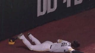 地面に叩きつけられても「超絶ファインプレー」　帽子吹っ飛ぶ“空中好捕”が「えっぐ」