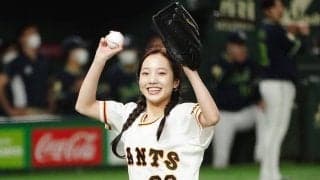 「何コレ、かわいい」　透き通る白い肌…投球後の“天然アレレ”が「まじ美しすぎる」