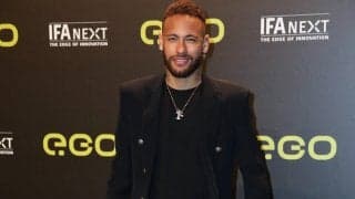 ネイマールがカナリア色の新車発表会に登場、自らはメーカーのアンバサダーも務める