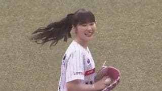 白ミニスカひらり「引くほど綺麗」　元アイドルの“足上げ1球”が「いやーもう最高」