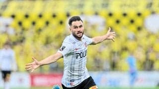 異例！ 浦和レッズが試合前の「スタメン撮影」でポジション替え決行で「入れ替わった2人の名前」