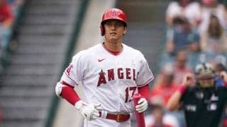 大谷翔平がビックリ仰天　ベンチで受けた“襲撃”に米実況「みんなで壁を作るんだ！」