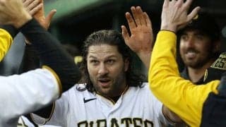 【MLB】“逃げる打球”を強奪した6秒ダッシュ　野生のプレーが「まさにイカれている」