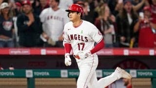 大谷翔平HRを「優し～く」祝福　最前列で迎えた兄貴分トラウトに反響「彼らが大好き」