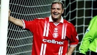 「私の胸がぼかされた写真も見た」“パンツ一丁”でピッチに侵入した女性が衝撃の事件を回顧「ガッザは『こんなことしないでくれ』と」