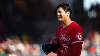 大谷翔平、試合前にベンチ内でこなした“雑用係”が米話題「彼の表情が超可愛い！」