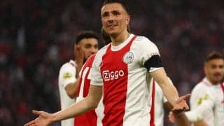 アヤックス優勝決定試合で“ヒザスラ”失敗から前方一回転…挙句コーナーフラッグに八つ当たり…