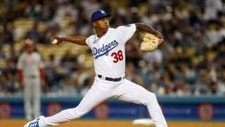 【MLB】珍しすぎる“股抜き空振り”は「どうやって？」　衝撃ボールが実現させた「魔法だ」