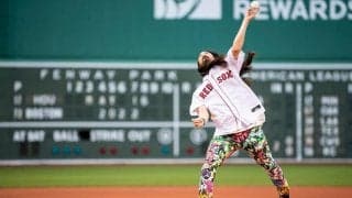 【MLB】「史上最悪の始球式」“大遠投”にファン辛辣　「炎上狙い？」「どうやったら…」