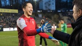 シュミット・ダニエルが俳優・伊藤健太郎と2ショット！古巣仙台の試合で始球式