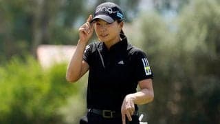 渋野日向子がリラックスモードでコース練習　半年ぶり国内参戦、スマホで初日ペア確認も