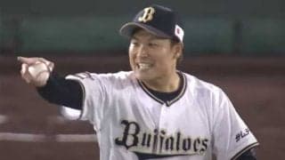 極限の“完全空中キャッチ”が「マジでバグってる」　超反応に騒然「こんな速い打球に」