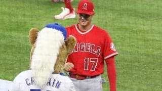 【MLB】大谷翔平に敵軍マスコットも虜？　試合前にグータッチ＆写真撮影「あなたはすごい」