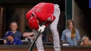 【MLB】大谷翔平に珍事　急所へのワンバウンド自打球に悶絶…力なく空振り三振