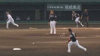 鷹・今宮の“回転爆肩スロー”が「完璧すぎる」　快足走者も止める「送球が凄すぎ」