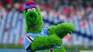 【MLB】敵軍ファンを顔面KO…　“狂気のマスコット”に大激論「残酷だ」「これは最高」