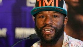 メイウェザーがリングガールに悪戯　仕事を奪った珍行動に海外爆笑「彼女困ってるよ」