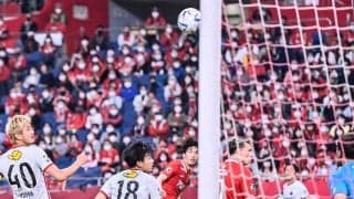 浦和サポーター「スタジアム熱唱」の前後に巨大エンブレムを掲示！ 3万7000人大観衆が作った熱狂空間