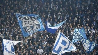 「手荷物検査はないのか？」観客席でいきなり数十発の花火がスタート…思わず選手も見上げる「危険だけど…」