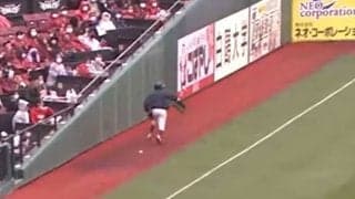 グラウンドを逃げ惑うボールボーイは「好判断」　椅子抱えての“逃亡劇”に大賛辞