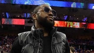 メイウェザー、試合中なのに実況席に返事する珍行動　海外爆笑「返答後の一発が美しい」