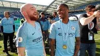 「ペップ?ザコシ?」マンC「プレミア優勝」のロッカールームで「パンツ一丁」で騒ぐ謎のスキンヘッド男の「正体」