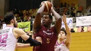 越谷アルファーズ、2年連続リバウンド王のアイザック・バッツら3選手と契約継続